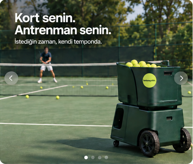 Kort senin. Antrenman senin. İstediğin zaman, kendi temponda. Sağ ön planda top makinesi, karşı kortta oyuncu.
