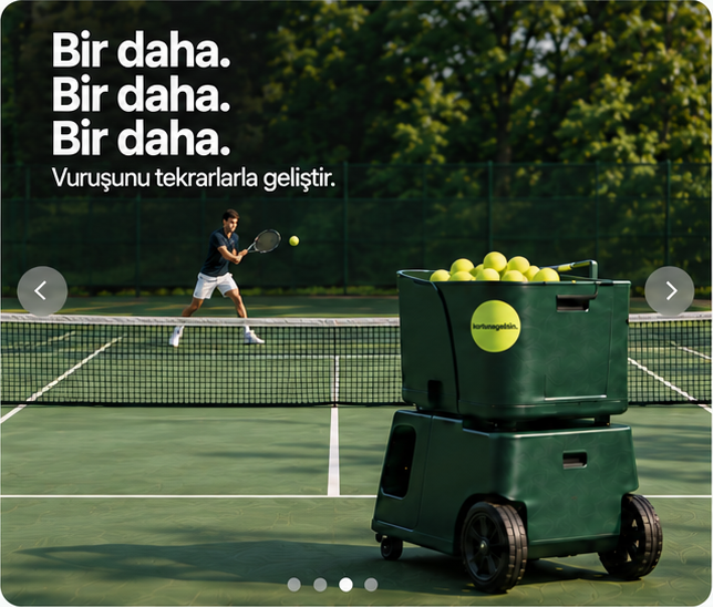 Bir daha. Bir daha. Bir daha. Vuruşunu tekrarlarla geliştir. Sağ ön planda top makinesi, filenin arkasında solda erkek oyuncu.